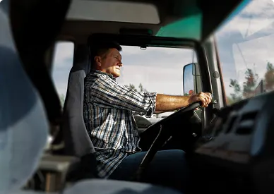 Operador conduciendo una unidad de carga durante la jornada.