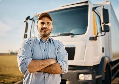 Operador de flota frente a una unidad de carga.