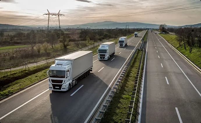 Camiones de carga circulando por autopista como referencia de control de operación.